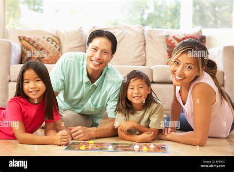 Family playing board game hi-res stock photography and images - Alamy
