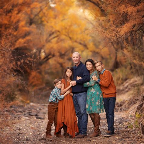 Fall Family Photo shoot | Family photoshoot poses, Outdoor family ...