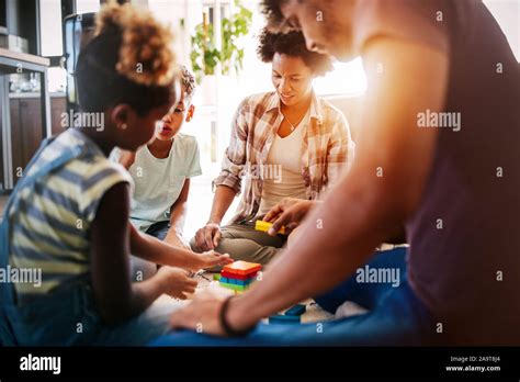 Family playing board game hi-res stock photography and images - Alamy