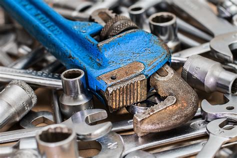 What tools find verified game codes & track price drops for your wishlist?