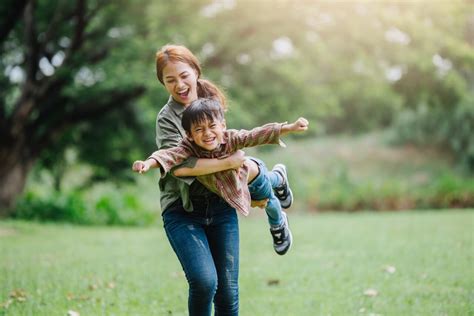 3 Reasons Why it’s Important to Play Outside with Your Child
