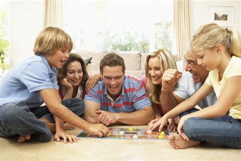 4 Ways Playing Board Games Benefits the Whole Family - 10 Minutes of ...
