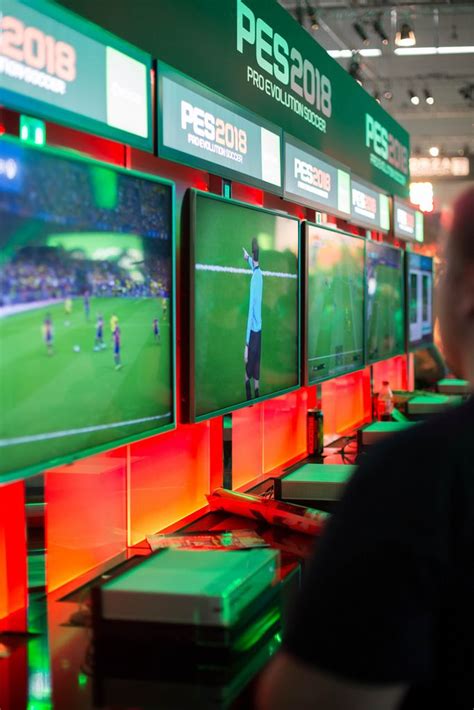 Gamer zocken PES 2018 Pro Evolution Soccer - Creative Commons Bilder