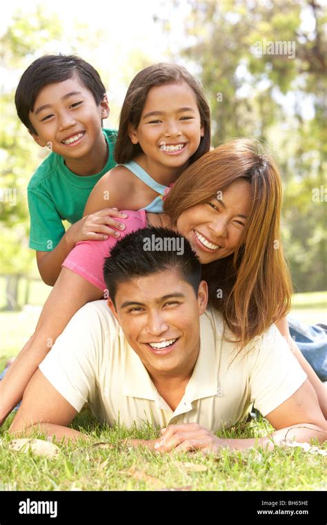 Filipino family hi-res stock photography and images - Alamy