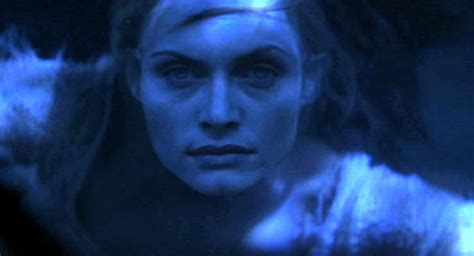 What’s the most actionable tip a beginner game guide can offer for a new player’s first hour?