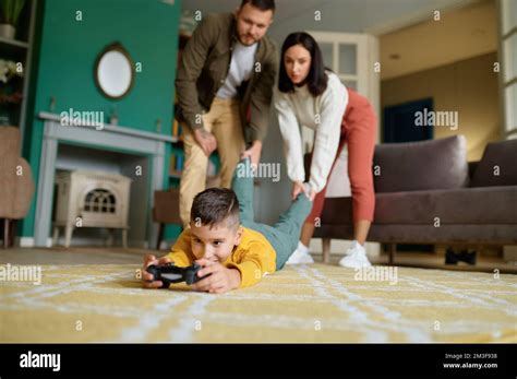 Angry parent child video game hi-res stock photography and images - Alamy