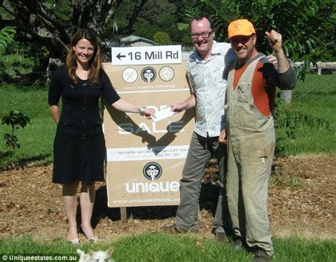 What are 3 essential elements every “How to Play” game guide needs for new players?