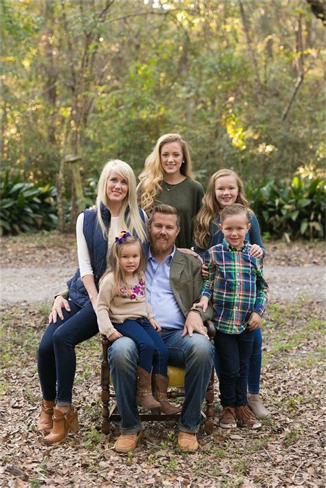 What to Wear for Family Photos | Fall family photo outfits, Fall family ...