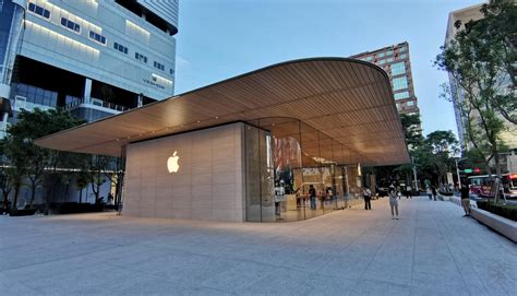 Apple Store Malaysia: Here's how it's different from your regular ...