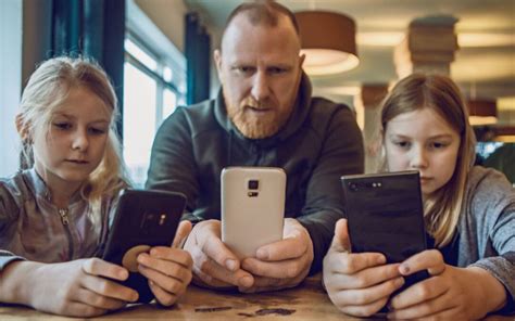 Balancing Screen Time and Family Life - Famous Parenting