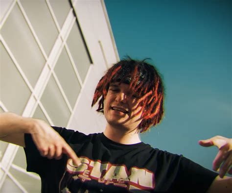 Young Multi oburzony planem lekcji z jego wizerunkiem. 