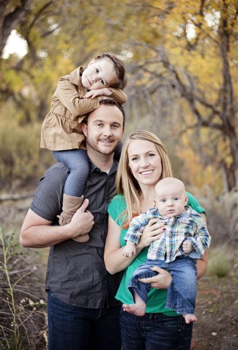 70+ Family Photo Ideas 23 | Family picture poses, Family posing, Family ...