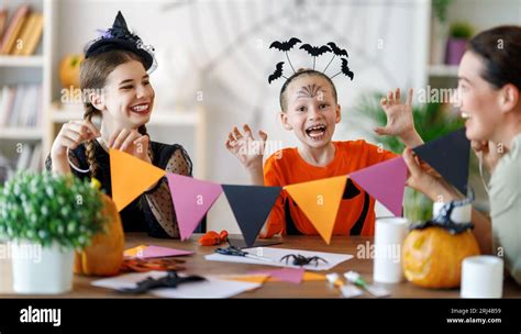 Children in skeleton costumes hi-res stock photography and images - Alamy