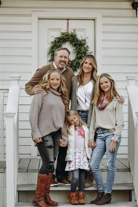 Pin by Nikki Laudenbach on Say Cheese! | Fall family photo outfits ...