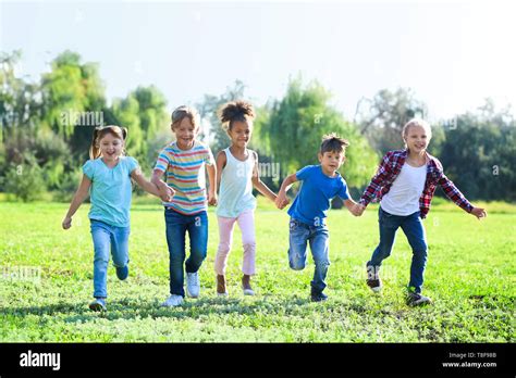 Children playing outdoors hi-res stock photography and images - Alamy