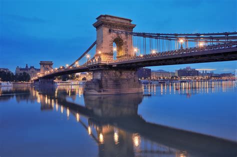 What is the most effective first step to teach new players in a beginner game guide?