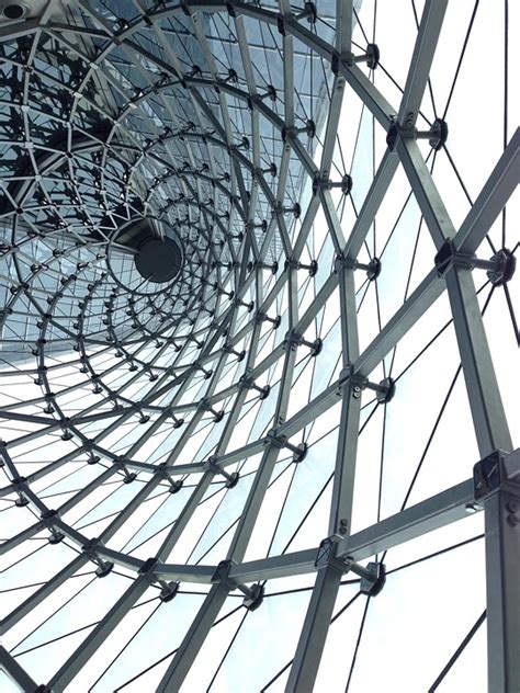 How to structure game beginner guides to prevent new player overwhelm?