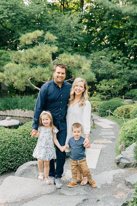 Outdoor family pictures at the blissful MN Arb - kristendyer.com