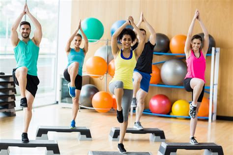 Aulas de step: conheça os benefícios da modalidade