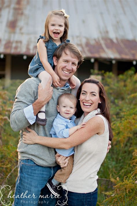 adorable family | Family photo pose, Family portrait poses, Photography ...