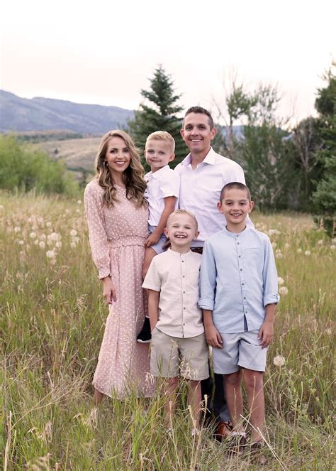 7 Tips for Choosing Outfits for Family Pictures | Merrick's Art