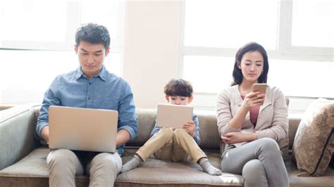 Parents' Screen Time Affects Interaction with Their Kids