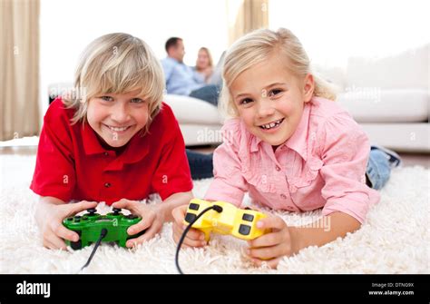 Kids playing video games hi-res stock photography and images - Alamy