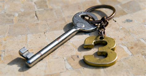 What are key red flags for manipulative monetization in mobile F2P games?